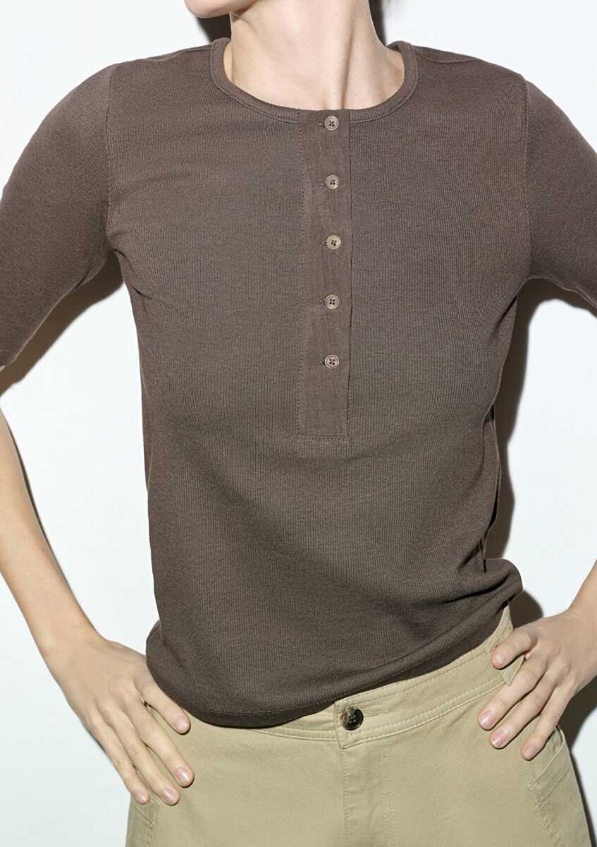 Mavi Düğme Detaylı Kahverengi Triko Kadın Tişört 1613852-71603 (1)