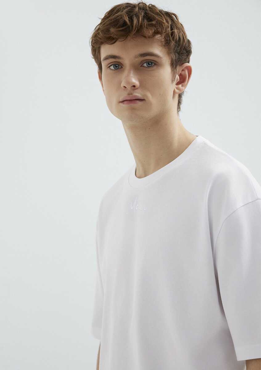 Mavi Nakışlı Beyaz Relax Fit Erkek Tişört0613130-620 (1)