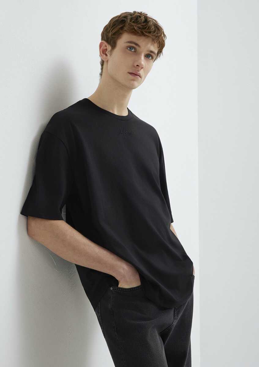 Mavi Nakışlı Siyah Relax Fit Erkek Tişört0613130-900