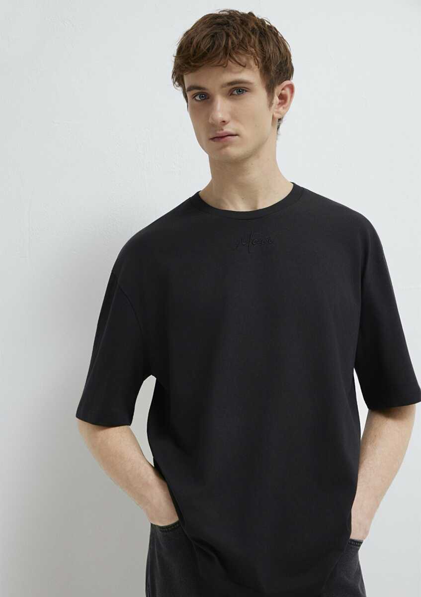 Mavi Nakışlı Siyah Relax Fit Erkek Tişört0613130-900 (1)